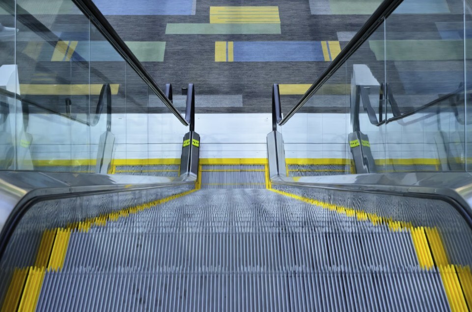 Gründliche Reinigung bis in die Rillen – für hygienische und gepflegte Rolltreppen