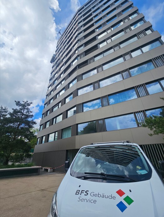 Ein BFS-Auto parkt vor einem Hochhaus in Zürich