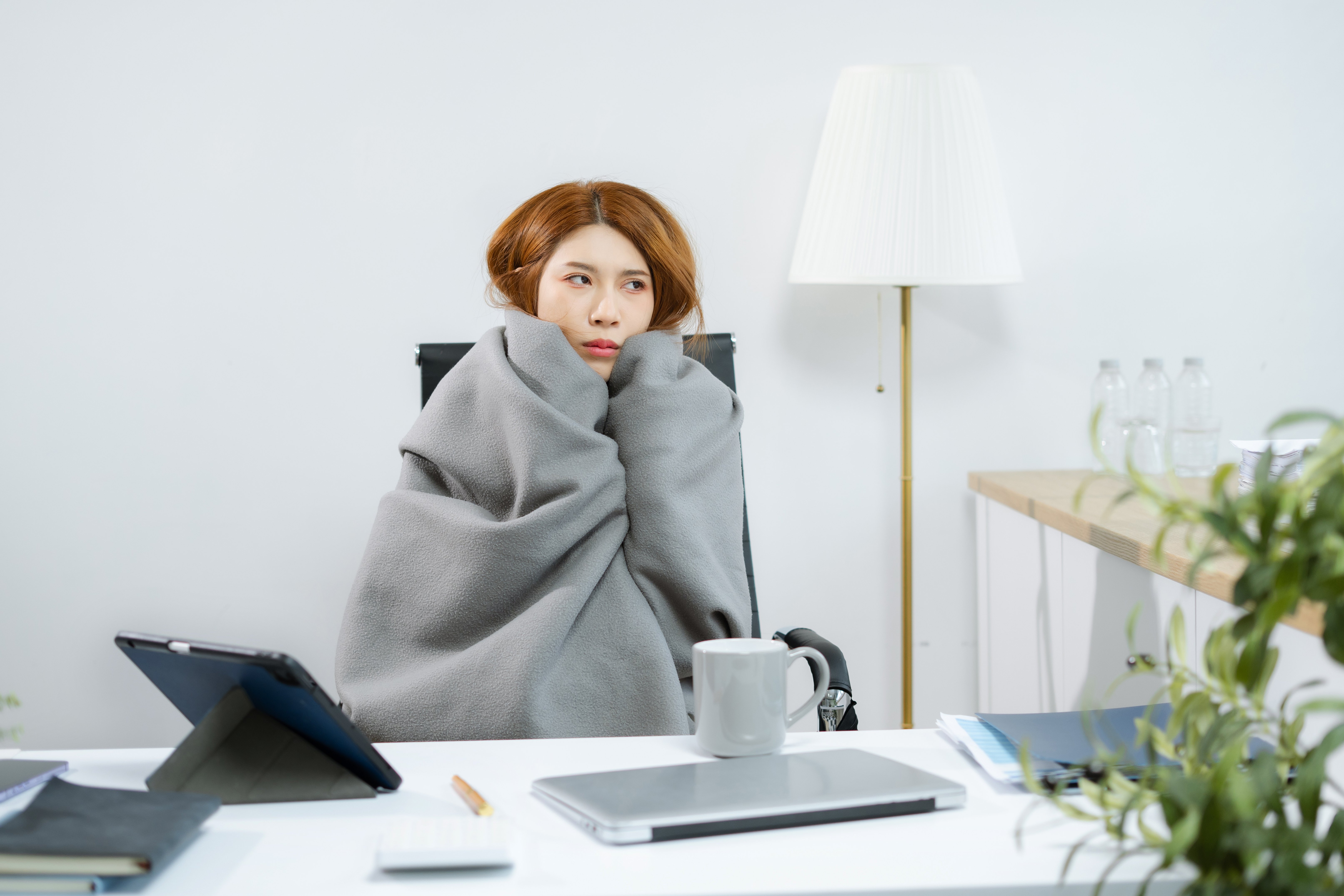 tired-asian-businesswoman-with-headache-at-office-2026-01-09-11-56-44-utc