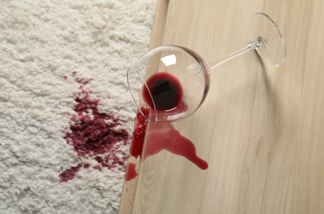 BFS Blog&nbsp;– 4 Tricks,&nbsp;um Weinflecken auf dem Teppich zu entfernen